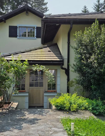 Vu sur la façade côté Jura, où nous avons peint les menuiseries