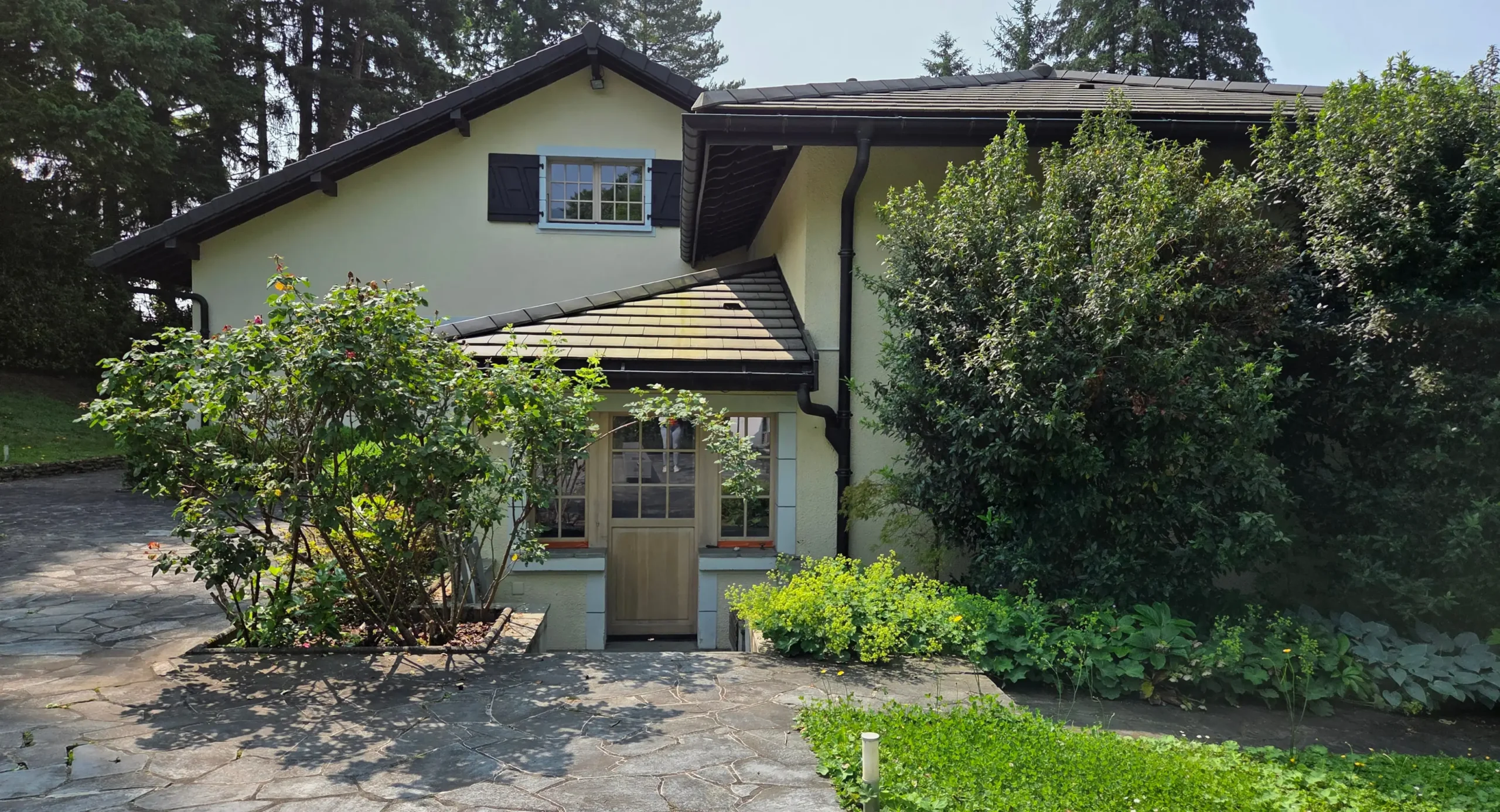 Façade cote Jura, peinture extérieure des encadrements de fenêtres, portes et portes fenêtres.
