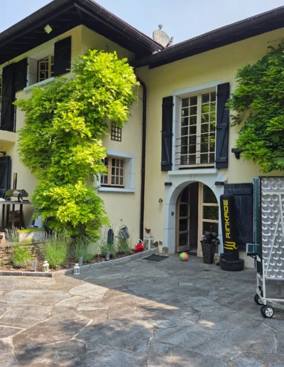 Vu sur la façade côté Mont Blanc, où nous avons peint les menuiseries