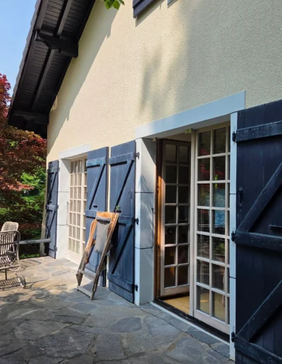 Vu sur la façade côté jardin, où nous avons peint les menuiseries