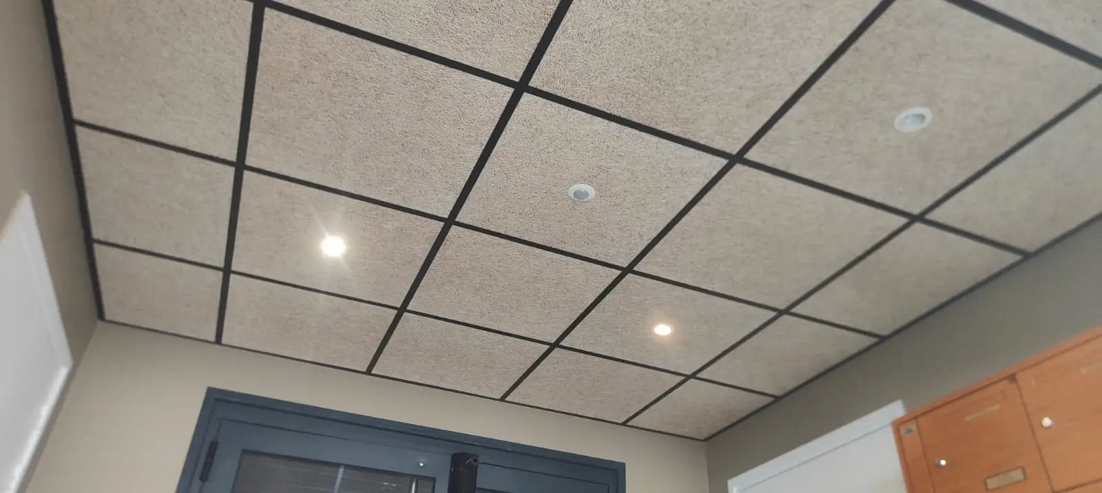 Plafond en dalles après notre passage qui faisait suite à un sinistre dégât des eaux