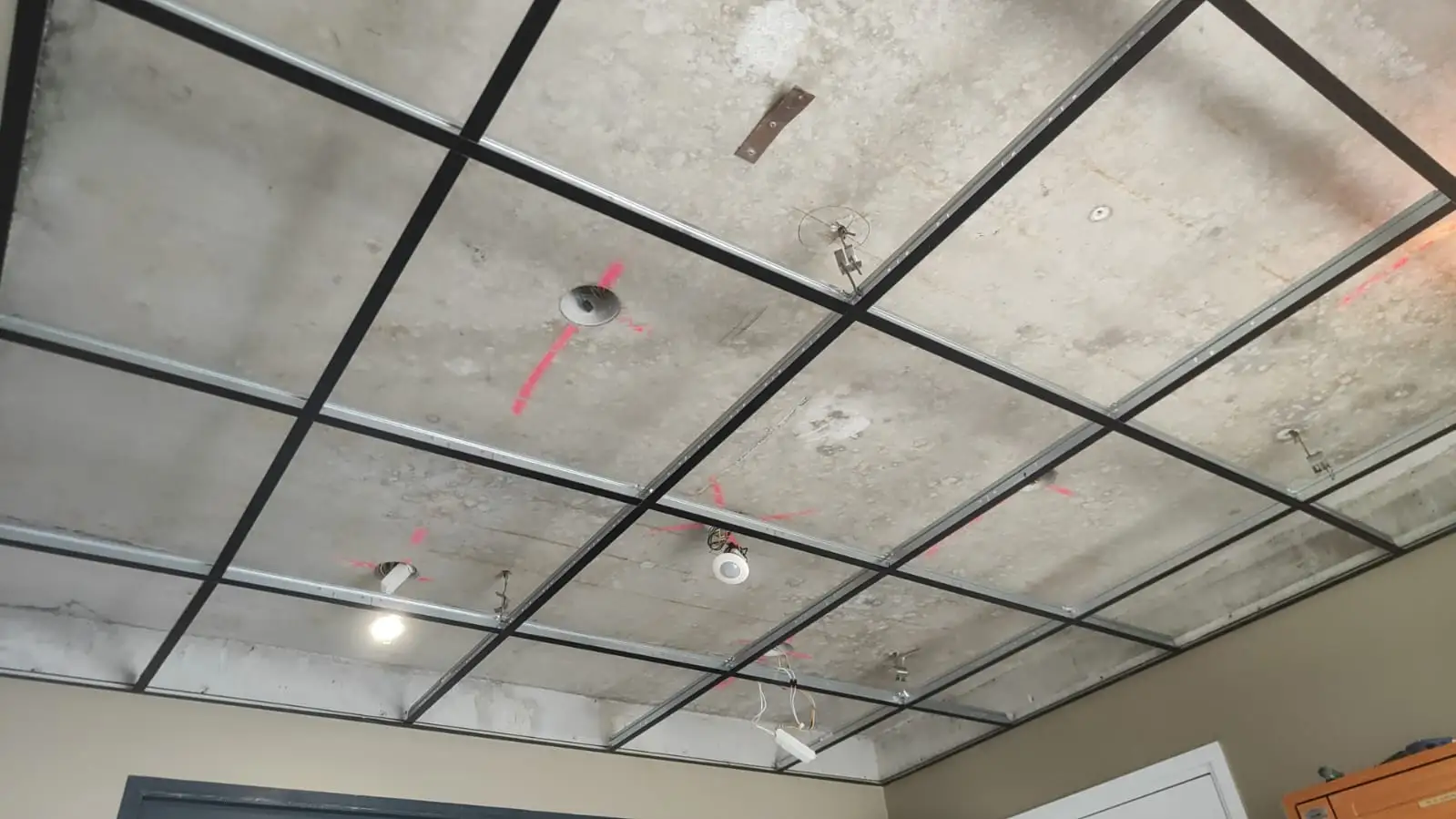 Plafond en dalles pendant notre intervention avec l'ossature faite.