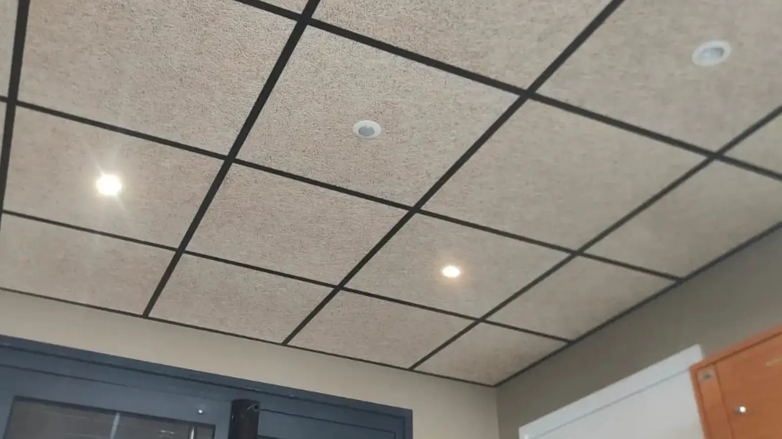 Plafond en dalles après notre passage qui faisait suite à un sinistre dégât des eaux