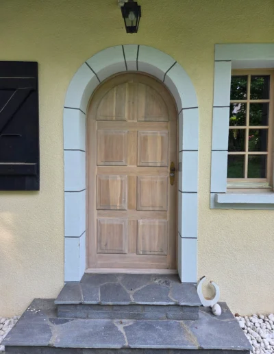 Porte d'entrée de couleur claire qui a été peinte pas nos soins