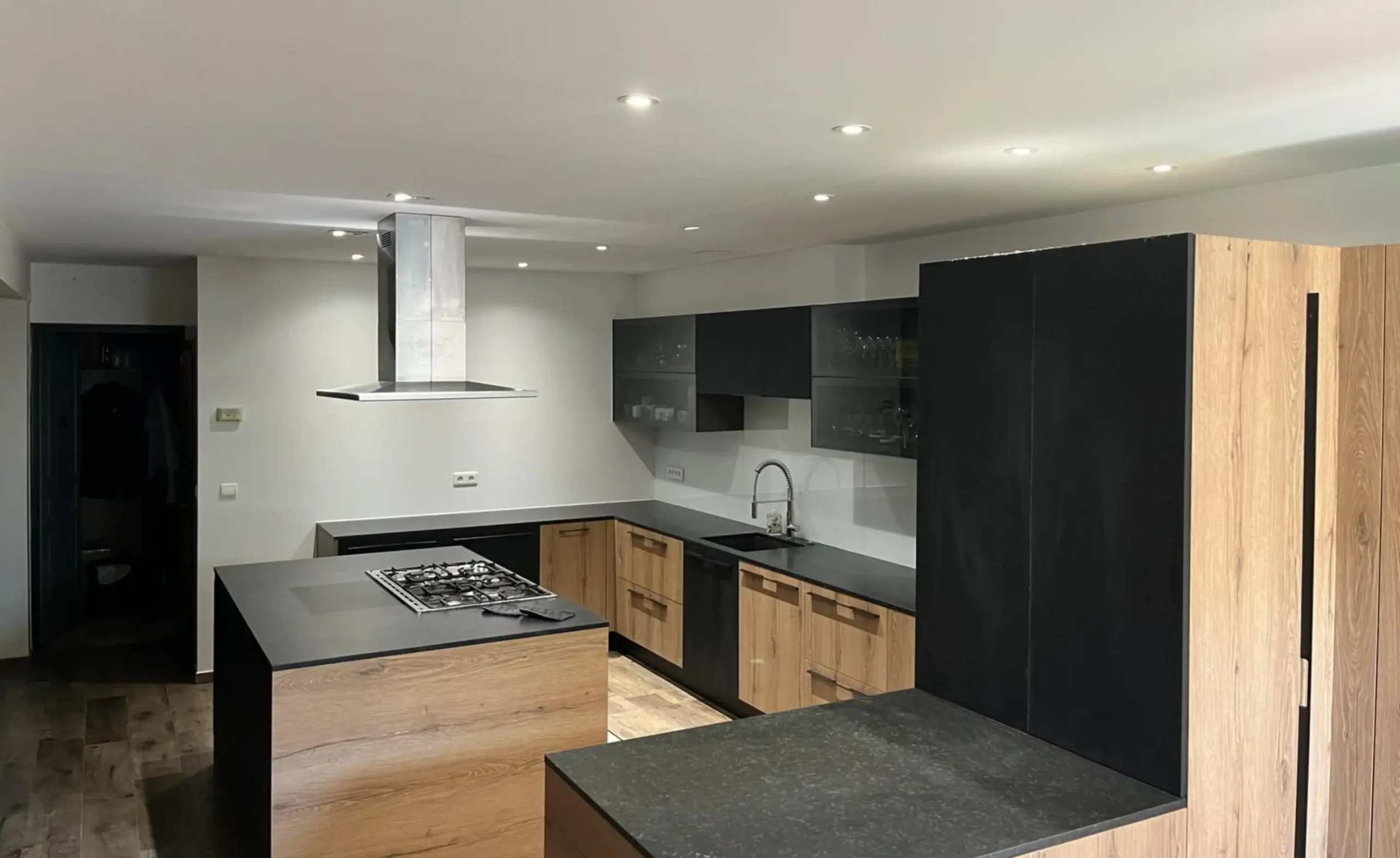 Réparation et remise en état du placoplâtre et de la peinture sur le plafond de la cuisine suite à un sinistre dégât des eaux