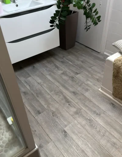 Sol dans une salle de bains qui est impacté par un dégat des eaux