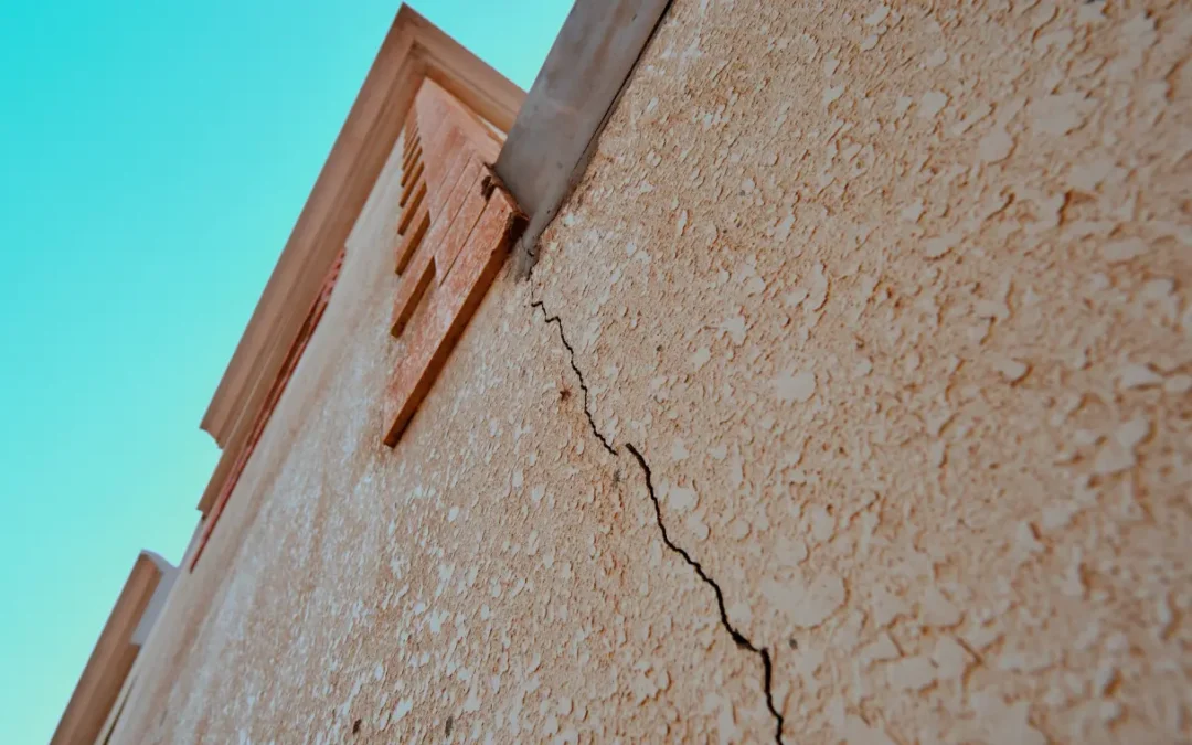 Façade de maison avec une fissure