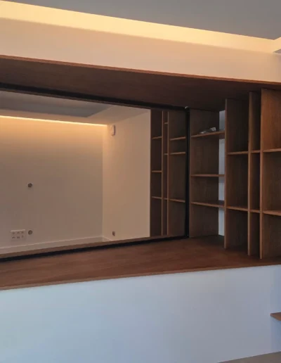 Coin bibliothèque dans le séjour