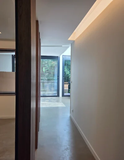 Rénovation d'un séjour et d'un couloir pour conserver la luminosité