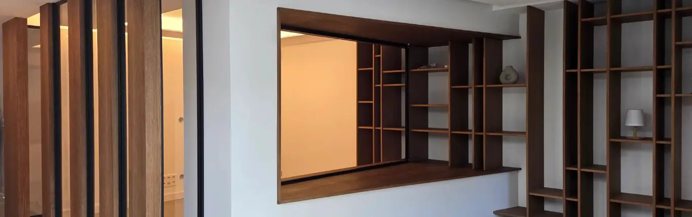 Rénovation d'un espace de vie avec un coin bibliothèque