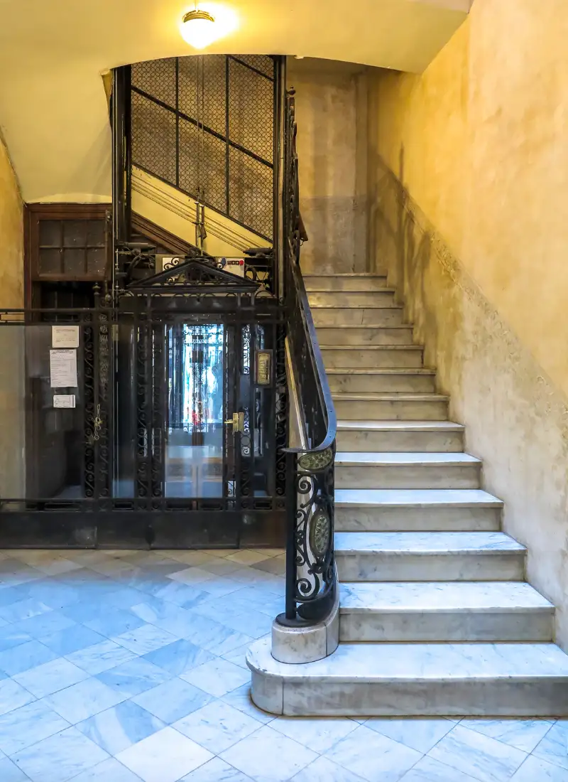 sinistre-copropriete-pays-de-gex Montée d'escaliers dans une entrée de copropriété